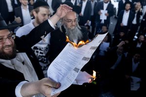 قانون التجنيد: نتنياهو يأمل بالتوصل لتفاهمات مع الحريديين تمنع سقوط حكومته