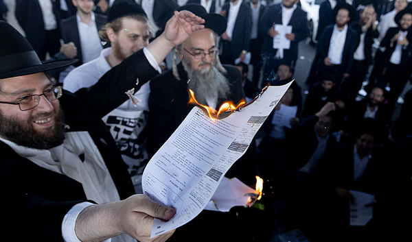 You are currently viewing <a href="https://www.alquds.com/ar/posts/163414">قانون التجنيد: نتنياهو يأمل بالتوصل لتفاهمات مع الحريديين تمنع سقوط حكومته</a>