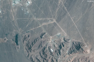 السعودية وعُمان تدعوان إلى ضبط النفس وتجنب التصعيد بعد الضربات الأميركية على إيران