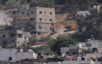 جرافات الاحتلال تنفذ عمليات هدم عدة منازل في مخيم جنين