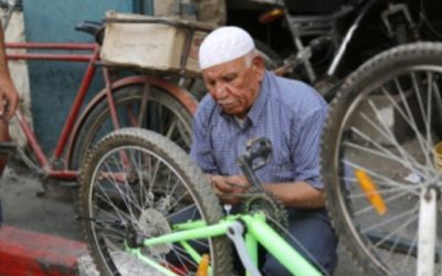 أبو سمرة.. ملك الدراجات منذ 50 عامًا
