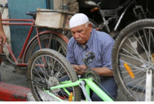You are currently viewing أبو سمرة.. ملك الدراجات منذ 50 عامًا