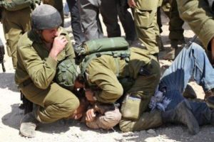 الاحتلال يعتدي بالضرب على شاب ويسرق اموالاً ومصاغاً ذهبيا في يعبد