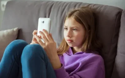 دراسة عالمية تربط بين امتلاك الهواتف الذكية مبكرا وتدهور الصحة النفسية