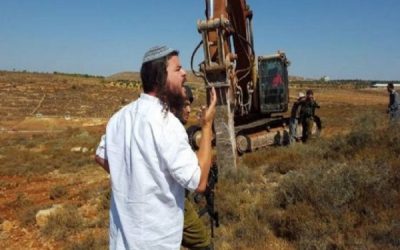 بهدف الاستيلاء عليها: مستعمرون يحرثون أراضي في بلدة سنجل قرب رام الله