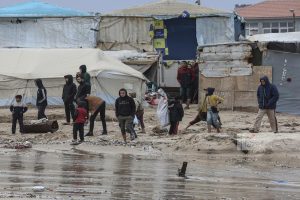 غرق مئات خيام النازحين في قطاع غزة مع اشتداد تأثير المنخفض الجوي