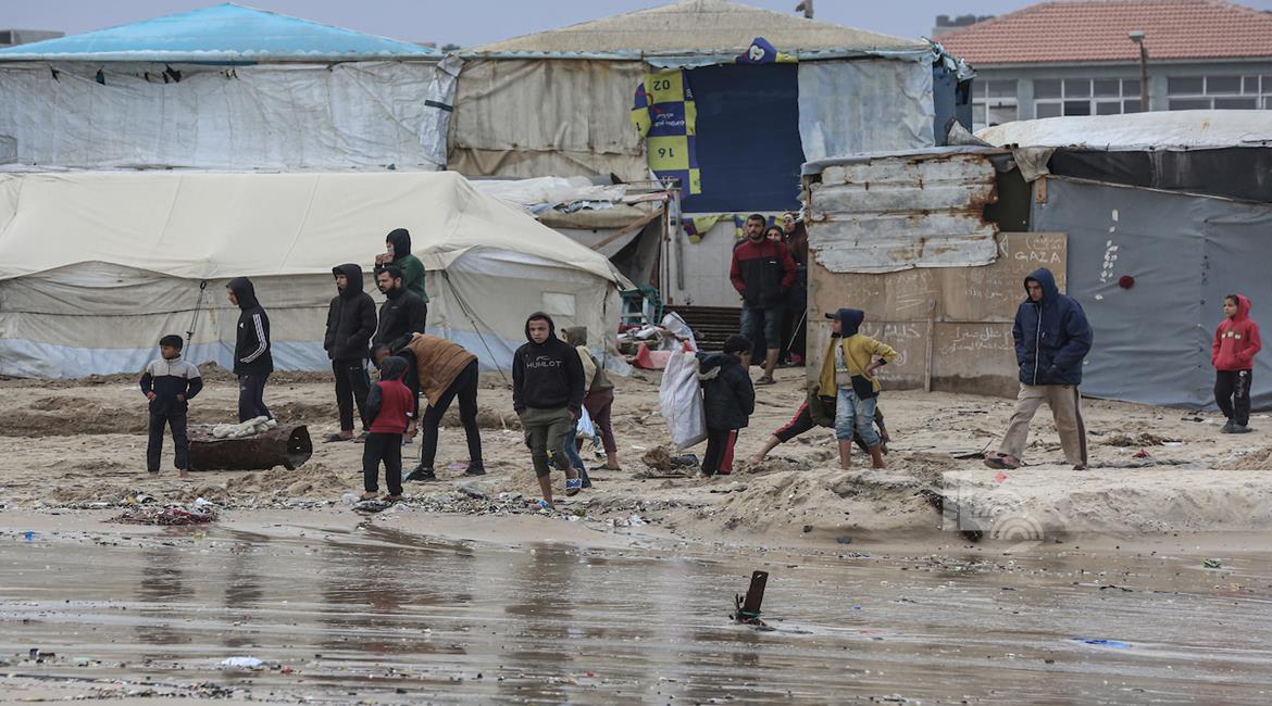 You are currently viewing <strong>غرق مئات خيام النازحين في قطاع غزة مع اشتداد تأثير المنخفض الجوي</strong>