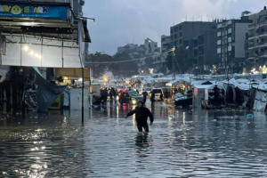الأمطار الغزيرة تغرق خيام النازحين وتُصيب عدداً منهم في قطاع غزة