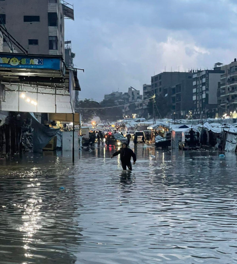 You are currently viewing <strong>الأمطار الغزيرة تغرق خيام النازحين وتُصيب عدداً منهم في قطاع غزة</strong>