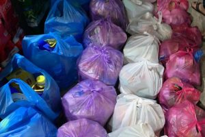 حملة “شباب من أجل دير الغصون” ترسم البسمة على وجوه 350 أسرة في شهر الخير