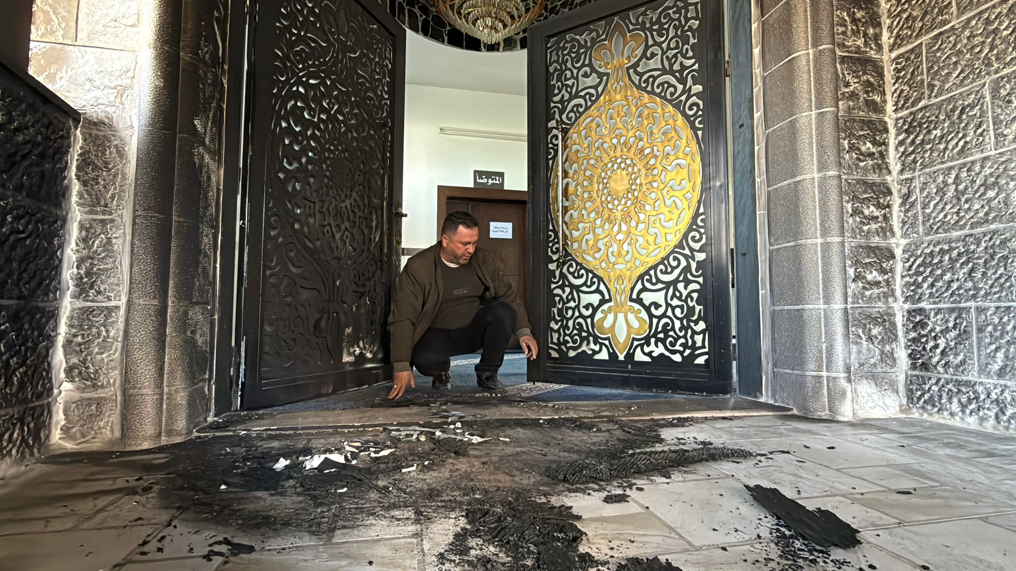 You are currently viewing <strong>45 اعتداءً على المساجد خلال 2025: الأوقاف تستنكر إحراق مسجد أبو بكر الصديق في تل غرب نابلس</strong>