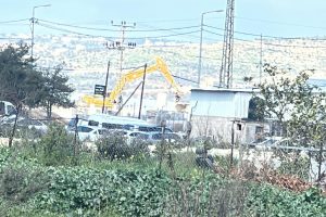 الاحتلال يهدم مبنى ومحالّ تجارية عند مدخل قرية عنزا جنوب جنين