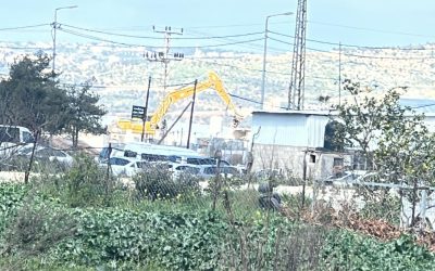 الاحتلال يهدم مبنى ومحالّ تجارية عند مدخل قرية عنزا جنوب جنين