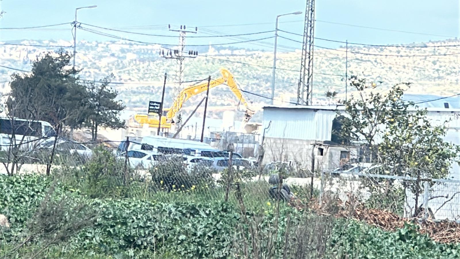 You are currently viewing <strong>الاحتلال يهدم مبنى ومحالّ تجارية عند مدخل قرية عنزا جنوب جنين</strong>