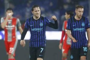 إنتر ميلان يعزز صدارته للدوري الإيطالي بثنائية في شباك كريمونيزي