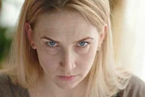 دراسة: فرط نشاط الغدة الدرقية قد يحفز سمات ‘السادية’ والاعتلال النفسي لدى النساء