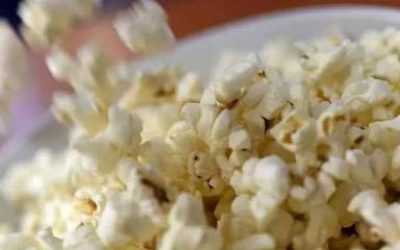 ماذا يحدث لجسمك عند تناول الفشار المُعدّ في الميكروويف؟