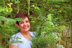 من خلية نحل إلى “النبتة المعجزة”.. مليحة نصار تكتب سيرة الصمود بريادة تنبت من الأرض