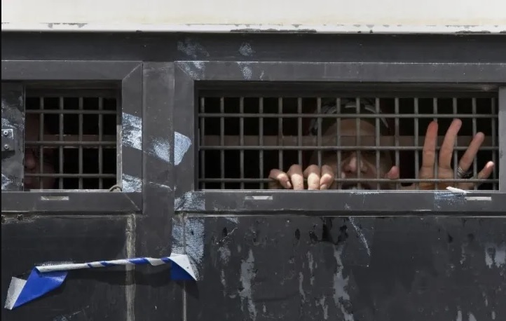 You are currently viewing في يوم المرأة العالمي.. 72 أسيرة يواجهن التعذيب والانتهاكات في سجون الاحتلال