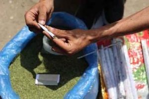 الملوخية بدلاً من التبغ.. حيلة الغزيين لمواجهة الحصار وشح السجائر