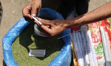 You are currently viewing <a href="https://www.alquds.com/ar/posts/236617">الملوخية بدلاً من التبغ.. حيلة الغزيين لمواجهة الحصار وشح السجائر</a>