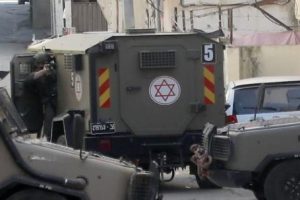 قوات الاحتلال تغلق مقر لجنة أموال الزكاة في جنين وتستولي على مقتنيات