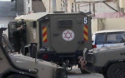 قوات الاحتلال تغلق مقر لجنة أموال الزكاة في جنين وتستولي على مقتنيات