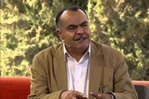 إنزال الفلسطيني عن المنصة