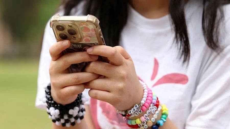 You are currently viewing <a href="https://alquds.com/ar/posts/249941-uk-social-media-night-ban-teenagers">بريطانيا تقيد استخدام المراهقين لمنصات التواصل الاجتماعي ليلاً</a>