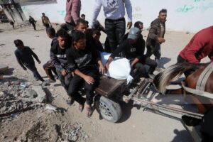14 شهيدا منذ فجر اليوم: شهيدان بينهم طفل بقصف الاحتلال خيمة نازحين بحي الرمال في مدينة غزة