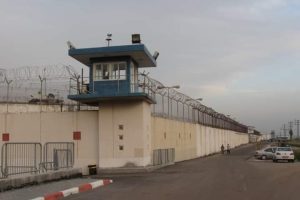 “هيئة الأسرى”: استمرار معاناة الأسرى في سجن عوفر على المستويين الحياتي والصحي