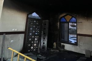 مستعمرون يحاولون إحراق مسجد في بزاريا ويخطون شعارات عنصرية على جدرانه والأوقاف تستنكر