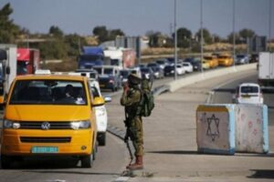 تقرير: 925 حاجزا وبوابة عسكرية تعيد تشكيل الجغرافيا الفلسطينية في الضفة