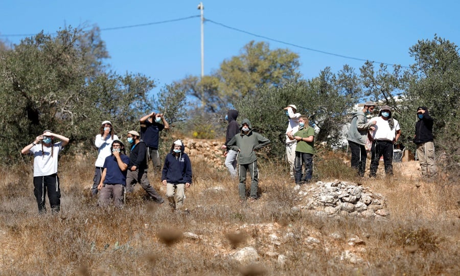 You are currently viewing <a href="https://alquds.com/ar/posts/260944-west-bank-olive-harvest-challenges-settler-attacks">موسم الزيتون بالضفة الغربية: صمود المزارعين يواجه تصاعد اعتداءات المستوطنين والقيود العسكرية</a>