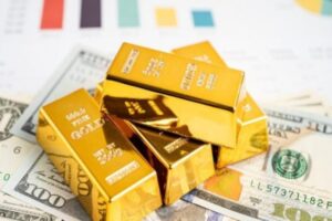 تراجع أسعار النفط وارتفاع الذهب عالميا