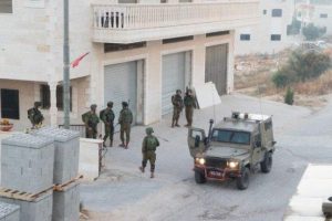 رام الله: الاحتلال يداهم منازل في دير أبو مشعل ودير عمار وجمالا